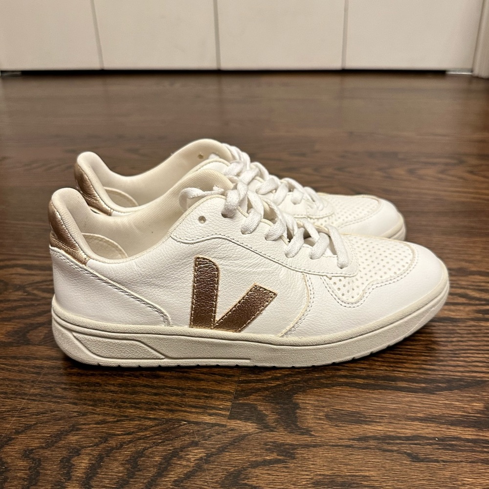 Veja-V-10 Bicolor Metallic Low-Top Sneakers-size 7